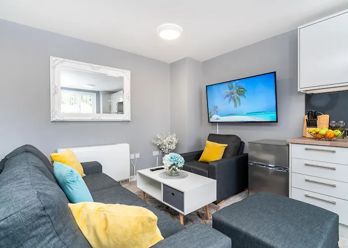 Elegant Flat Near Stonehenge, Amesbury Town Centre Smart Tvs Netflix Free Parking